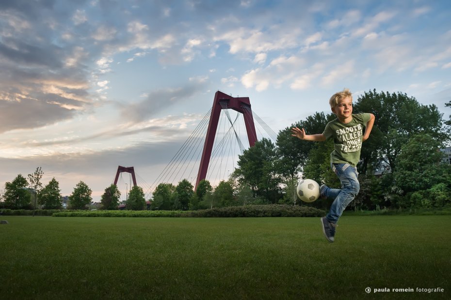 Model Daan bij de Willemsbrug Rotterdam i.o.v. de Rabobank