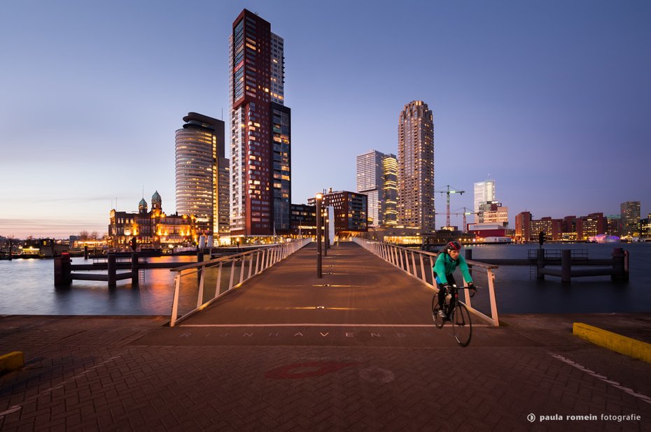 De Rijnhavenbrug (ook wel de hoerenloper genoemd) in Rotterdam met uitzicht op Hotel New York De Rijnhavenbrug in Rotterdam, in opdracht van de Rabobank