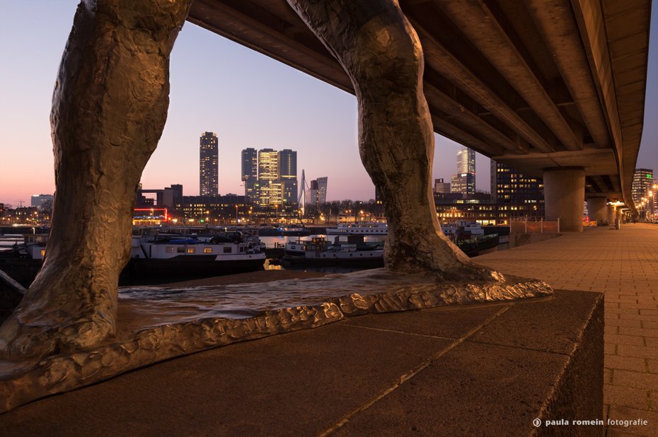 Architectuur Rotterdam vanaf de Dijkwerkers van Ek van Zanten bij de Maashaven De Rotterdam vanaf de Dijkwerkers van Ek van Zanten bij de Maashaven in opdracht van de Rabobank