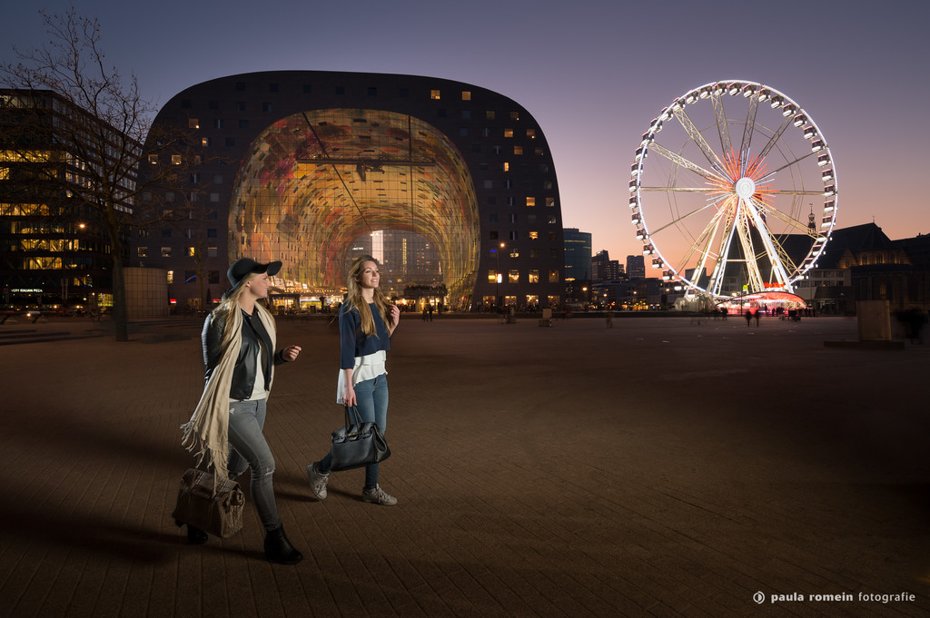 De markthal in Rotterdam met het rad. De Markthal in Rotterdam in opdracht van de Rabobank
