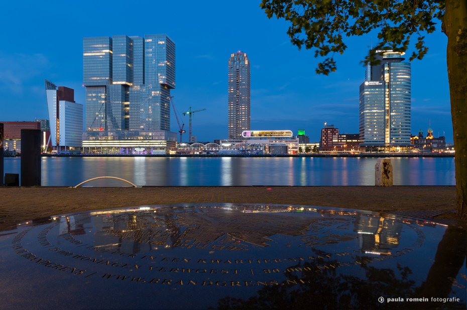 De Wilhelminapier vanaf een brandgrenssteen aan de Maas De Wilhelminapier vanaf een brandgrenssteen i.o.v. de Rabobank